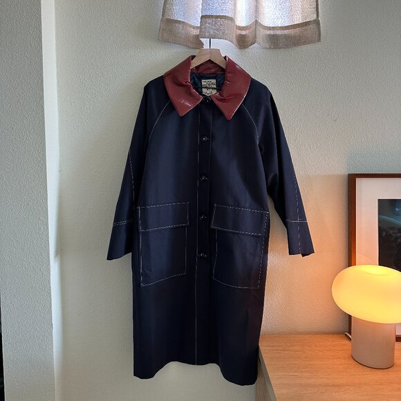 BAUM UND PFERDGARTEN Denela Navy Blue Trench Coat with Burgundy Collar (34) - Picture 3 of 5